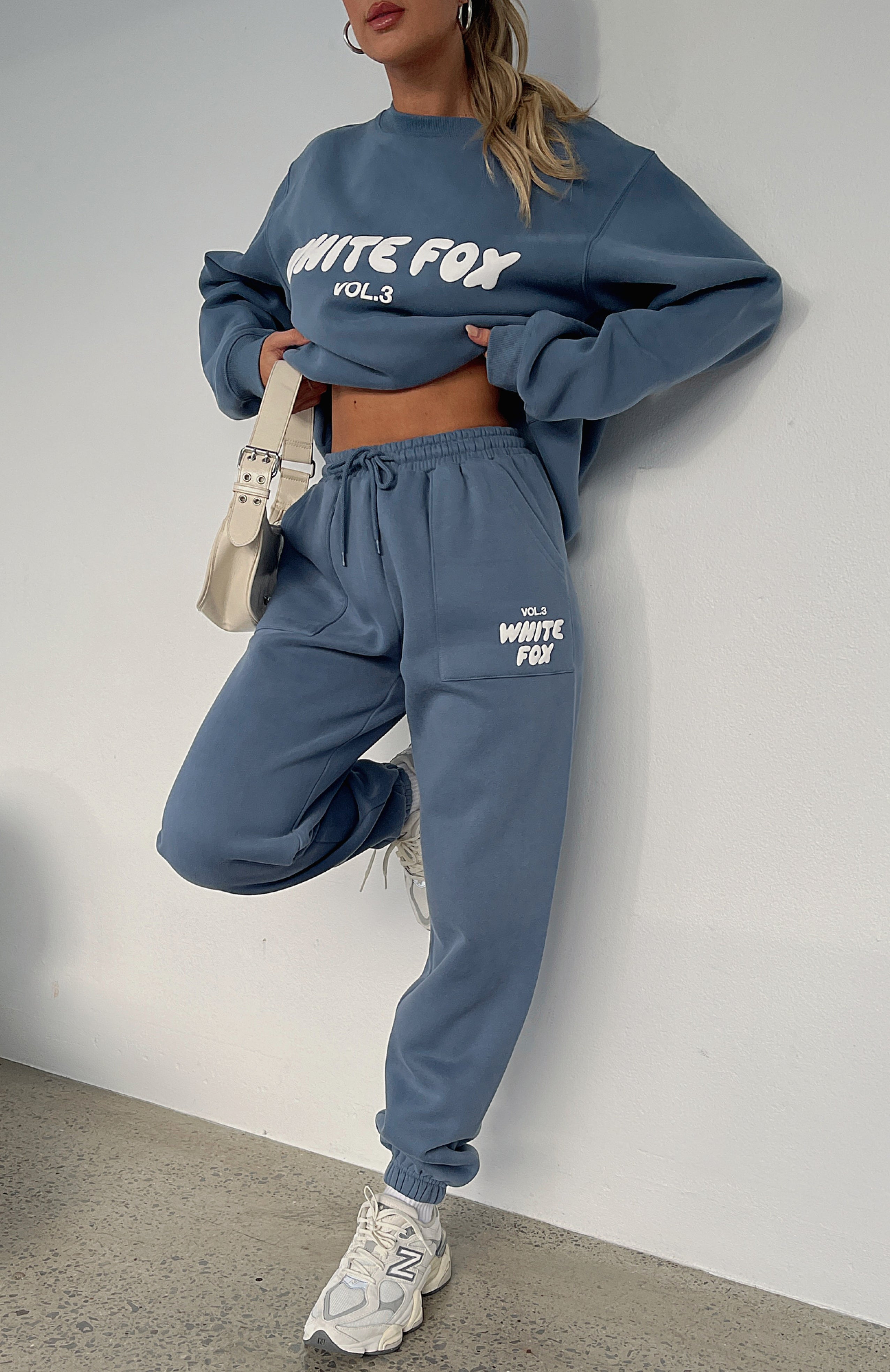 http://whitefoxboutique.com/cdn/shop/products/OFFSTAGE_SWEATPANTS_OFFSTAGE_SWEATER_13.05.23_14.jpg?v=1681952924