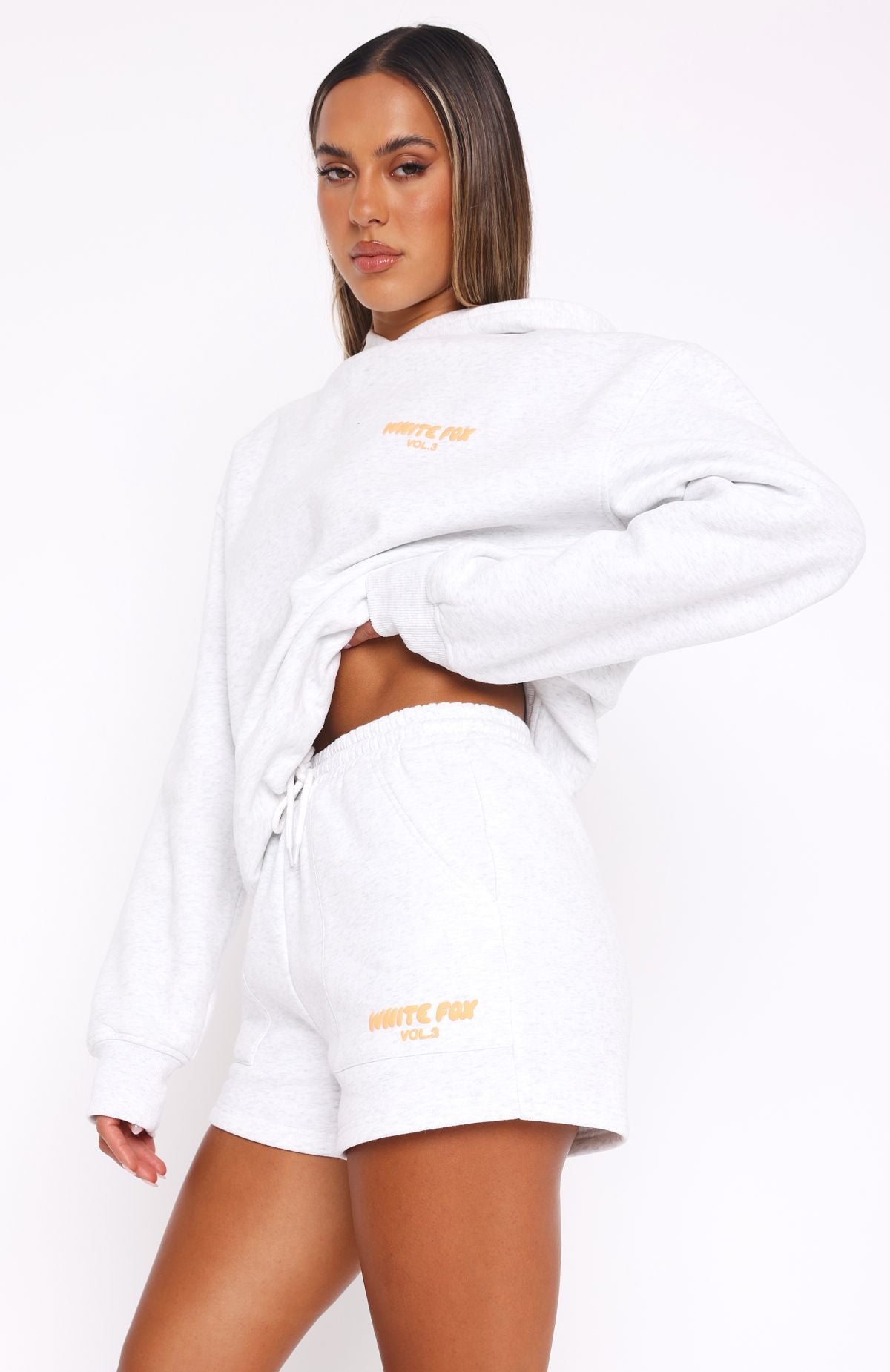 with a white 七分丈ビスチェ Offstage Lounge Shorts Peach Fizz | White Fox Boutique US