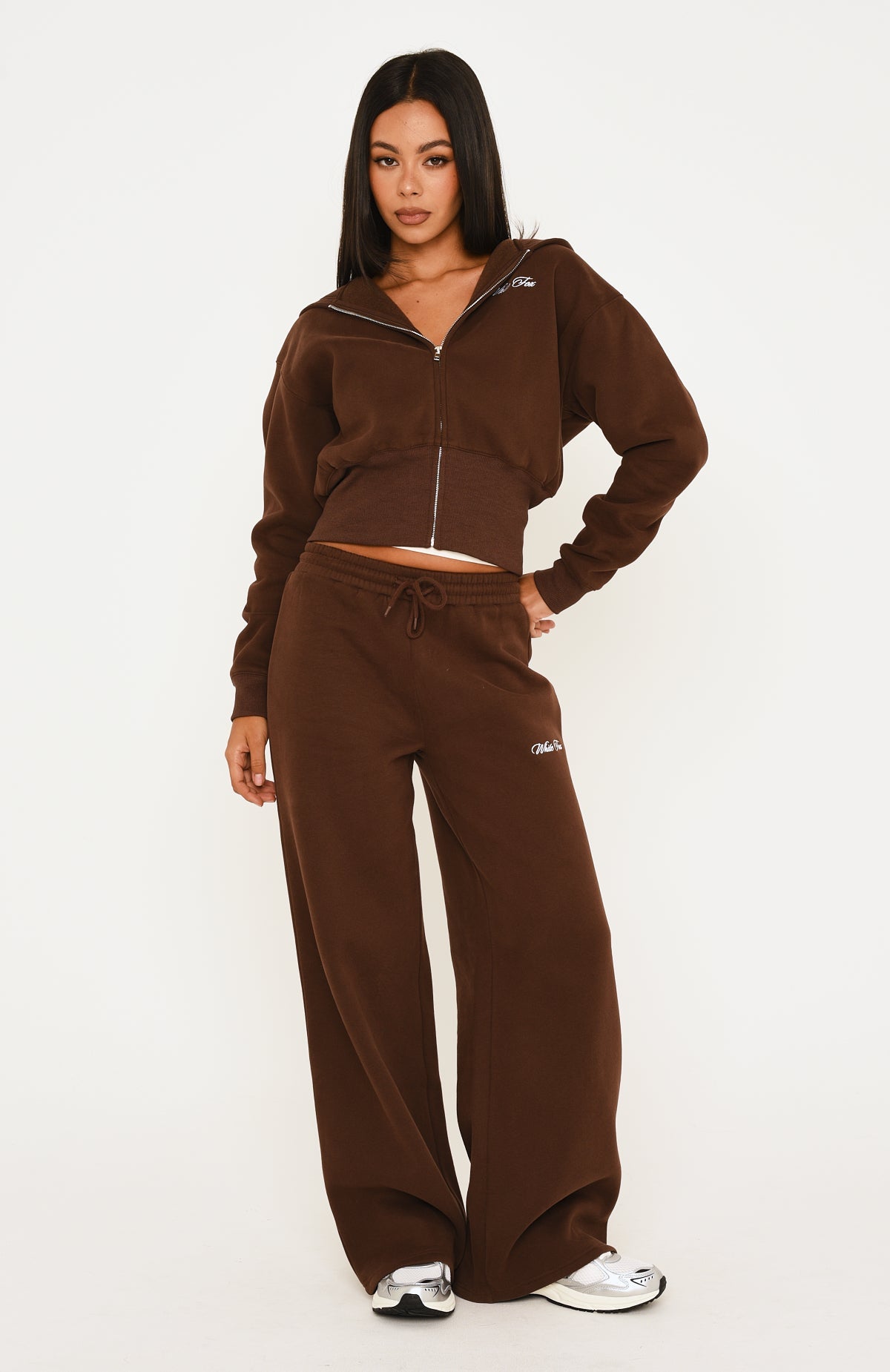  トレフォイル クロップド ジャージ ブラウン Wishing For It Cropped Cinched Zip Front Hoodie Chocolate | White