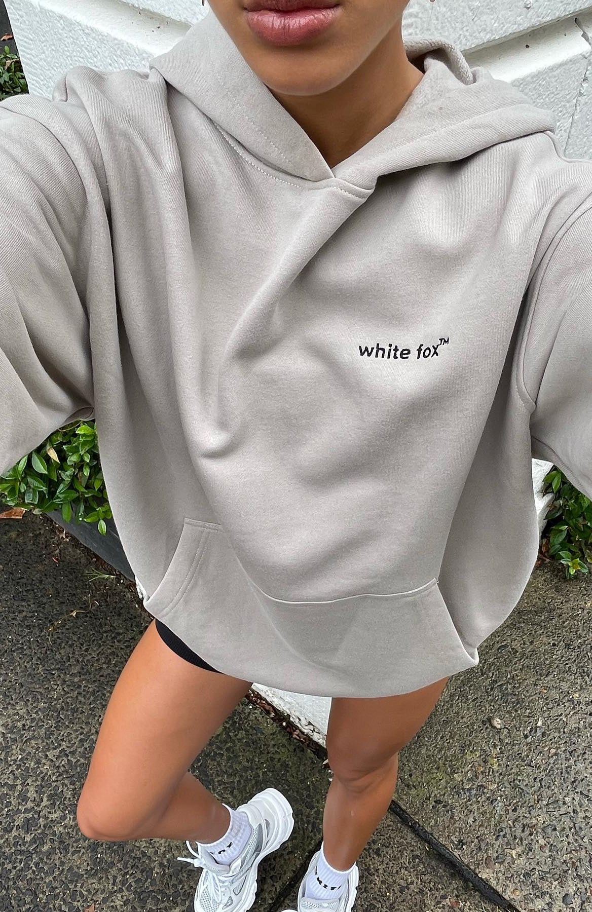 ikumi イクミ パーカー ホワイト SNAPBOTTON HOODIE ikumi イクミ パーカー ホワイト SNAPBOTTON HOODIE